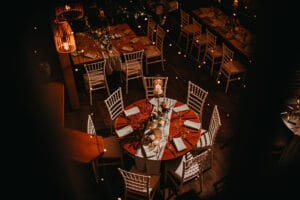 Gaststätte Speckmaus Langgöns, Hochzeit in der Feier-Scheune, Tische eingedeckt, von oben